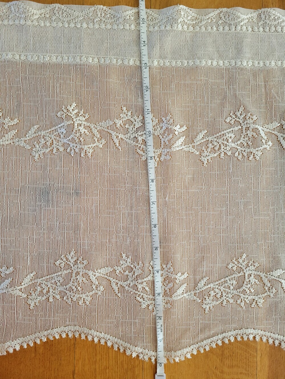 Set of six Lace Valance Curtains - Picture 2 of 7